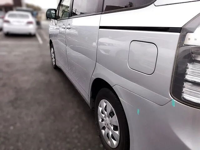 福祉車両・車イス仕様ノア・ヴォクシーの板金塗装は横浜の専門工場へ―車イスリフト付き送迎車も交換ゼロで復元！(左側面損傷)