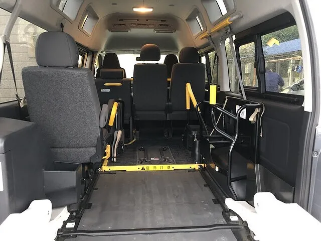 「なかなか出会えない！車イス2基×10人乗り対応の福祉レンタカー｜ハイエースBタイプ（スロープ式）」