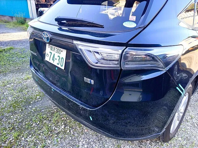 6万円お得！「ハリアーHVのバックドアにキズとへこみ｜交換せず板金で直した事例【横浜市都筑区】」